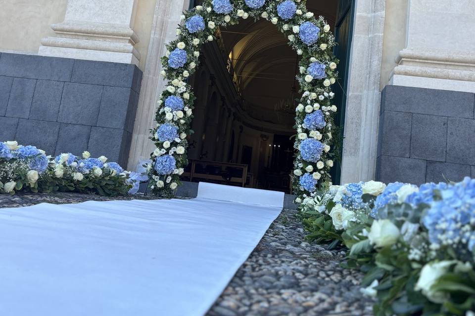 Arco con ortensia rose e lisia