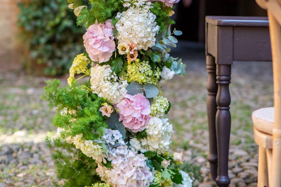 composizione verticale rose ortensie