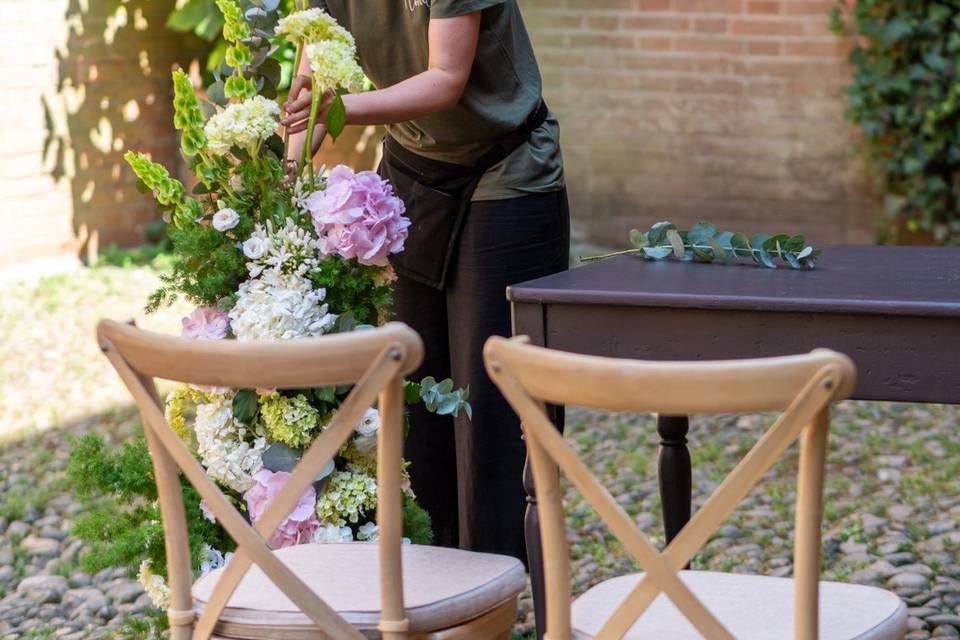 decorazione fiori sedie legno