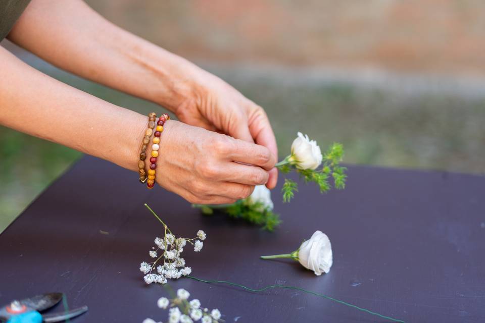 mani componimento fiore bianco