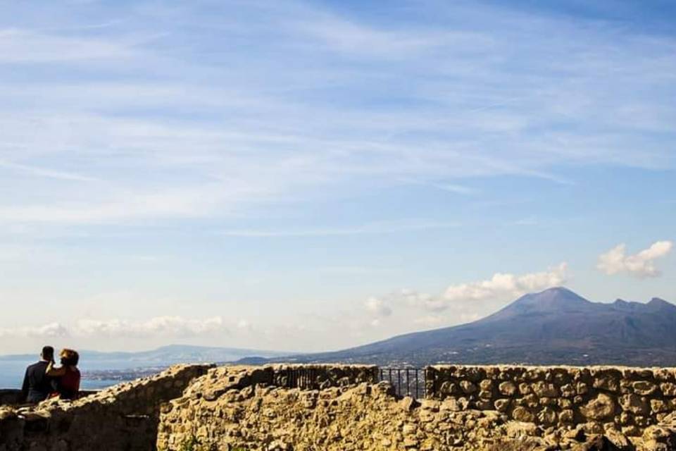 Ammirare il grande Vesuvio