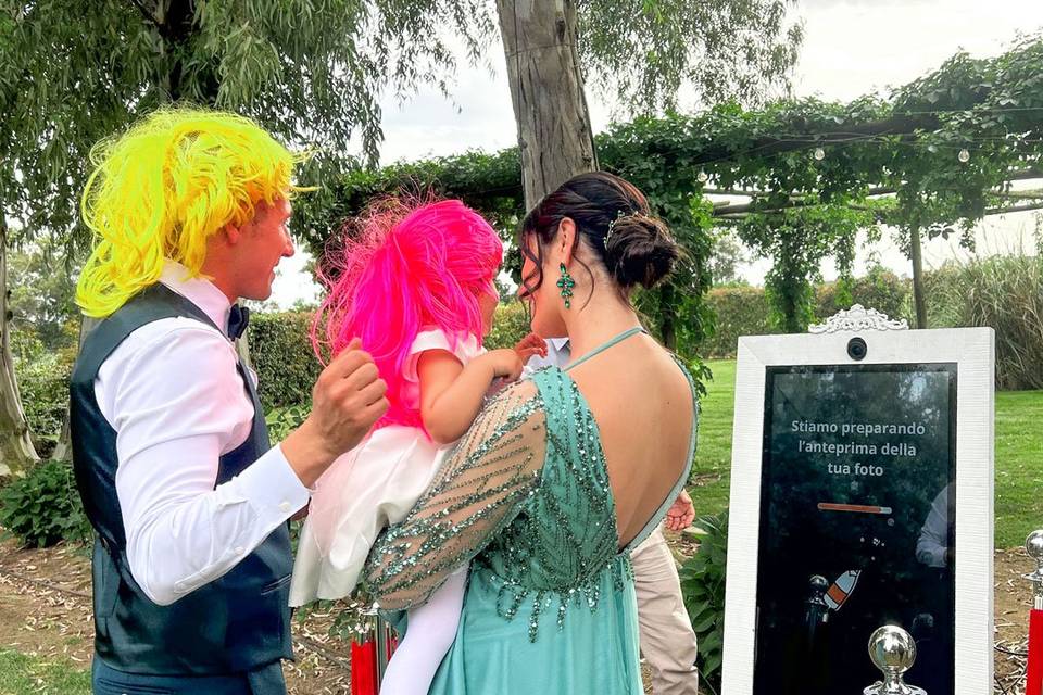 Parrucche fluo e sorrisi