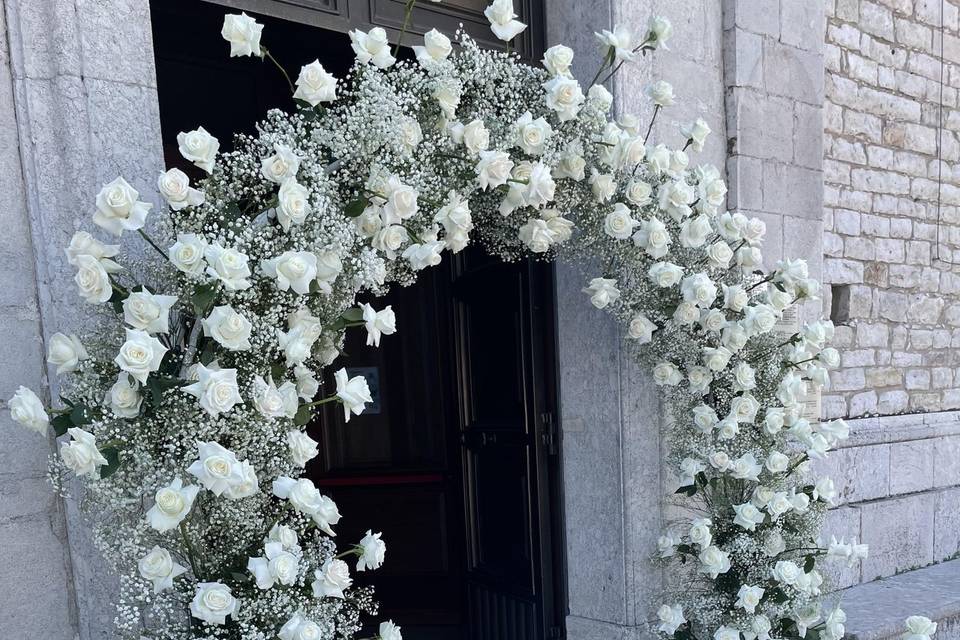 Arco di rose bianche
