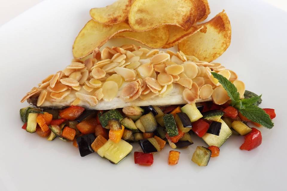 filetto di orata in crosta di mandorle con caponatina di verdure e patate chips