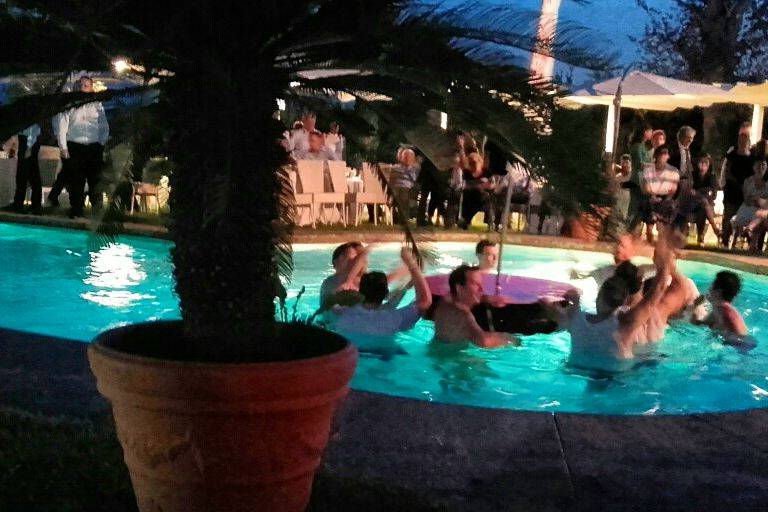 Party in piscina