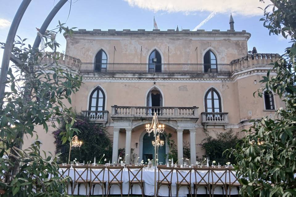 Tavolata fronte castello