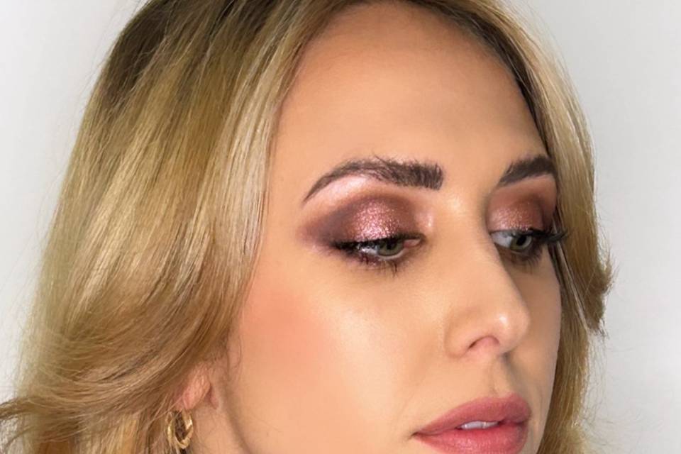Bronze glam makeup look