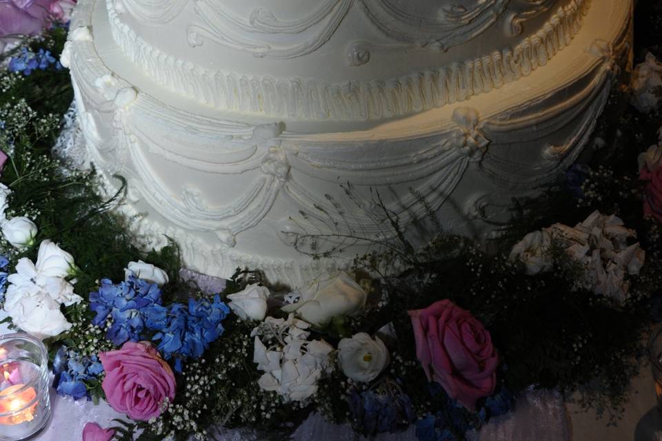 Torta con fiori freschi