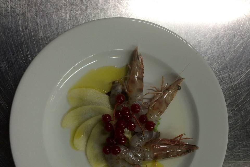 Crudo di gamberi mele e lamponi