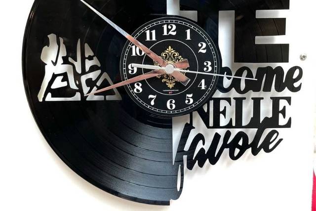 Orologio in vinile con scritta canzone