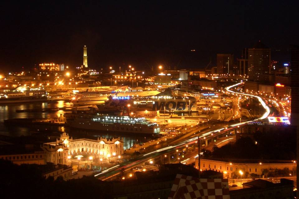 La vista sul porto di notte