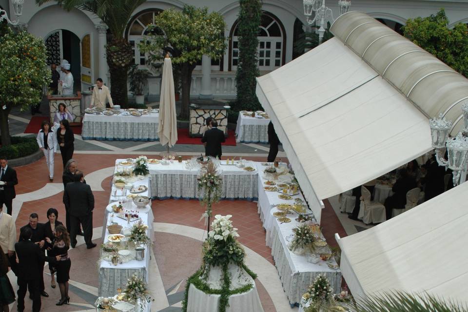 Cena ai bordi piscina