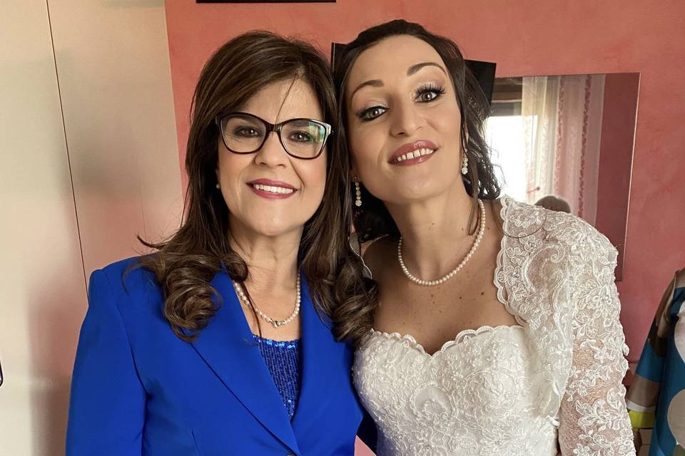 Trucco alla zia e alla sposa