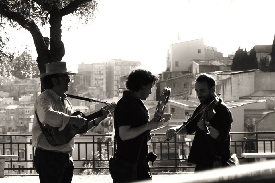 Suonare per strada