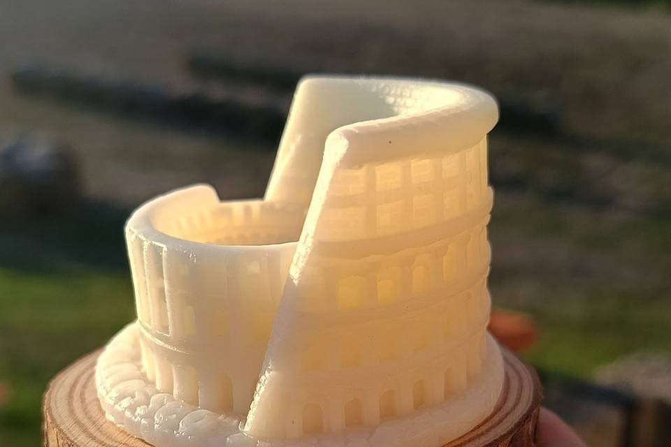 Colosseo racchiuso in una mano
