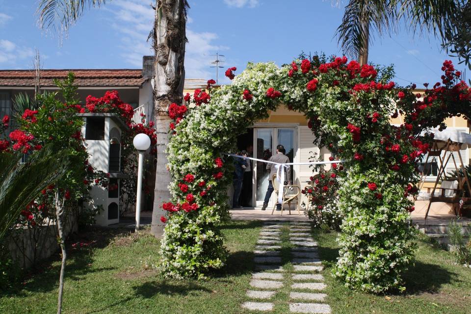 Arco di rose rosse