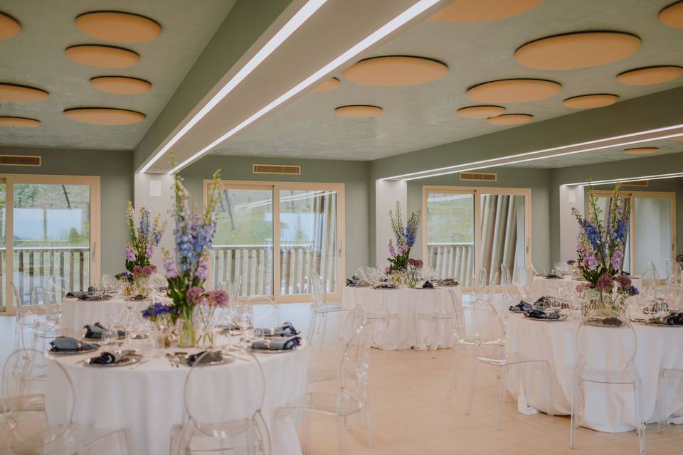 Sala blu e fiori azzurri