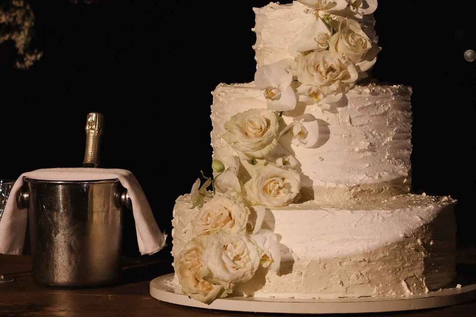 Torta con rose delicate