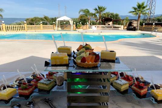 Buffet di dolci in piscina