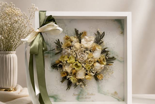 Bouquet in cornice