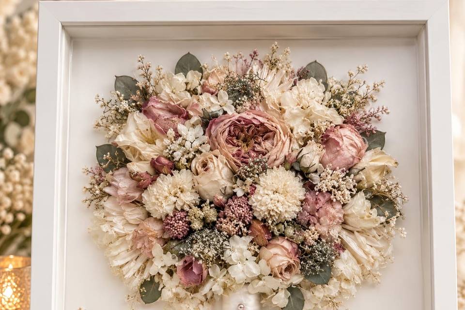 Bouquet in cornice