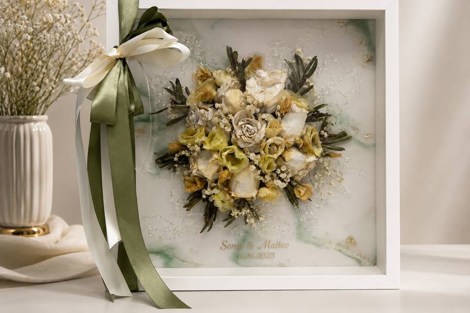 Bouquet in cornice