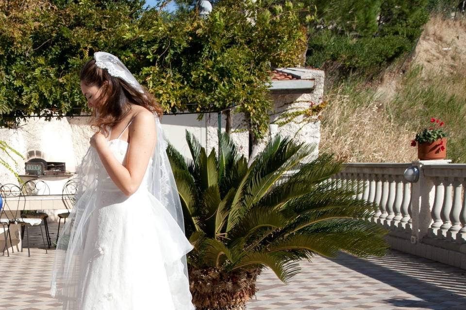 Taglio della torta in giardino