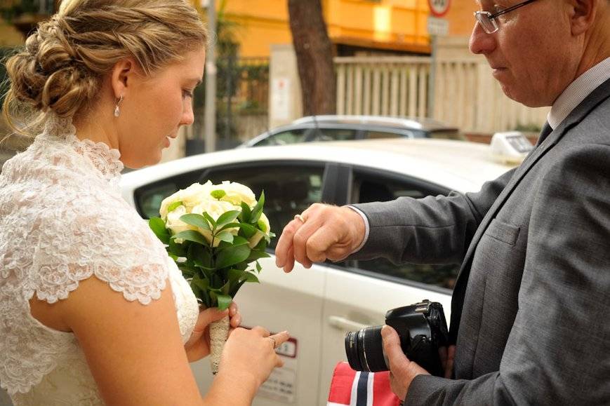 La sposa e il bouquet