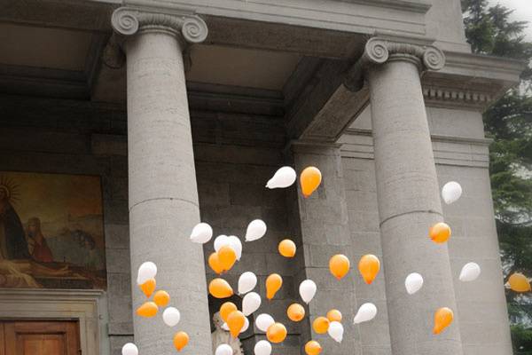 Sposi e lancio dei palloncini