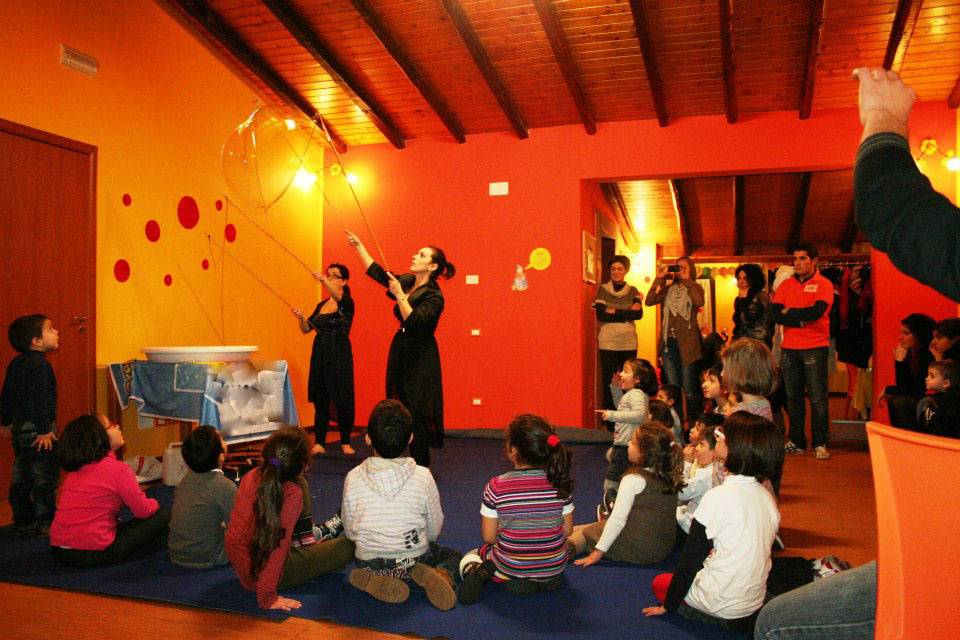 Bolle giganti con i bastoni