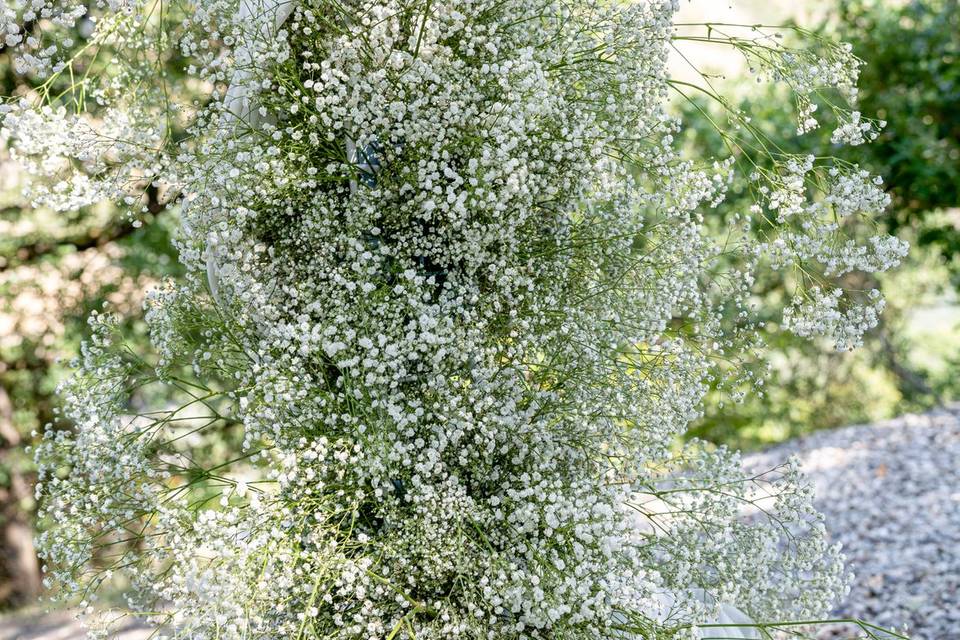 Arco nuziale decorato con rami e fiori
