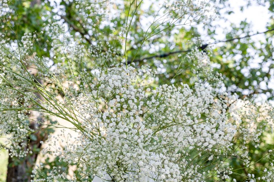 Decorazione verticale con fiori e velo