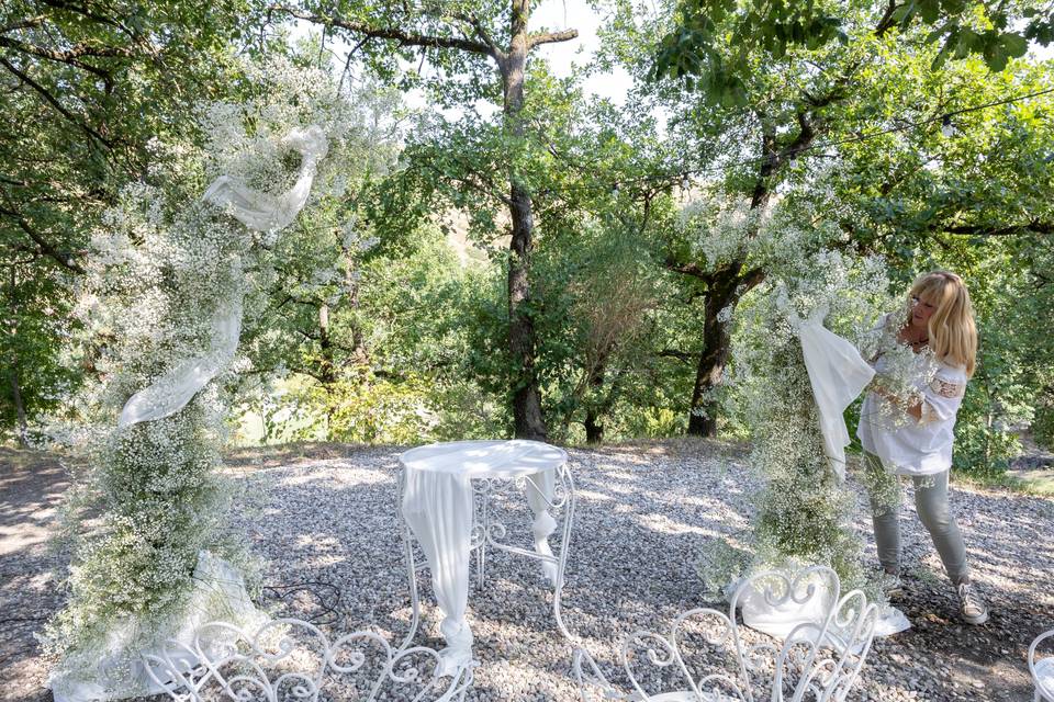 Donna che prepara la scenografia dell_evento