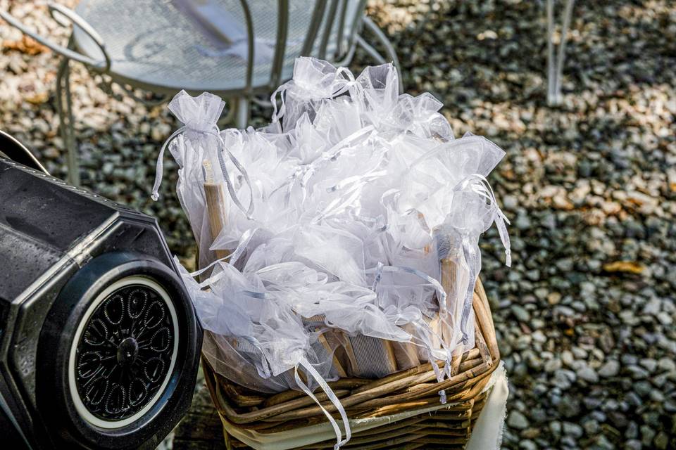 Sacchetti di pizzo bianco per gli ospiti