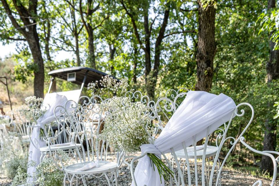 Sedia elegante con lungo drappo bianco