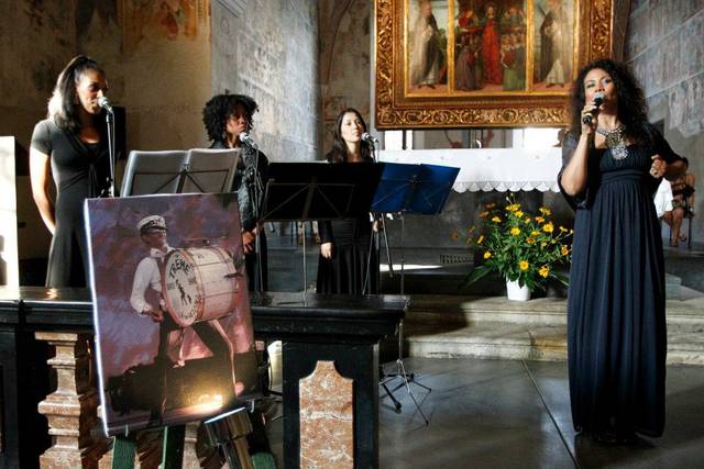 Sherrita Duran con coriste