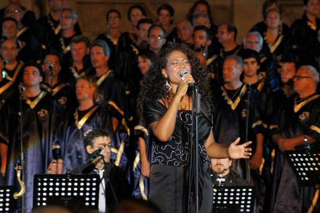 Sherrita Duran con coro Gospel