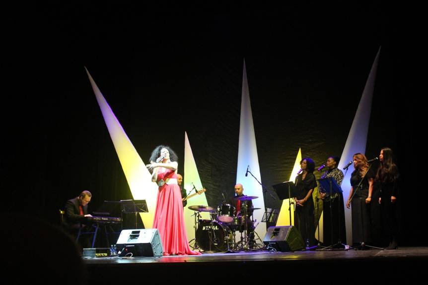 Sherrita Duran con band e cori