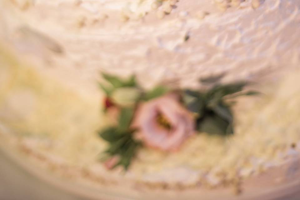 Torta nuziale con fiori