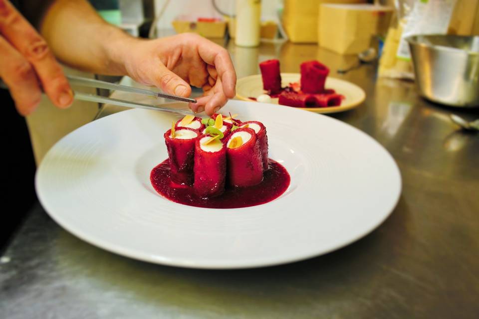 Composizione piatto in cucina