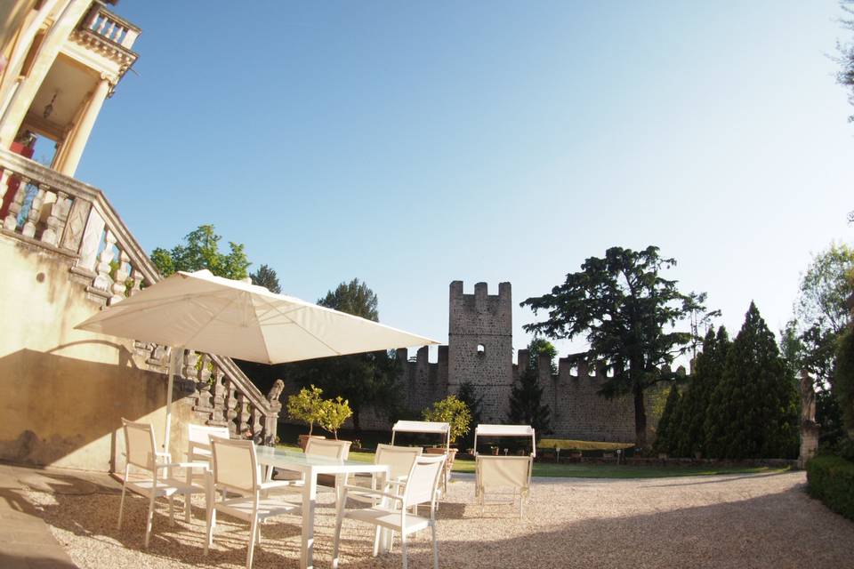 Viale d'ingresso lungo le mura