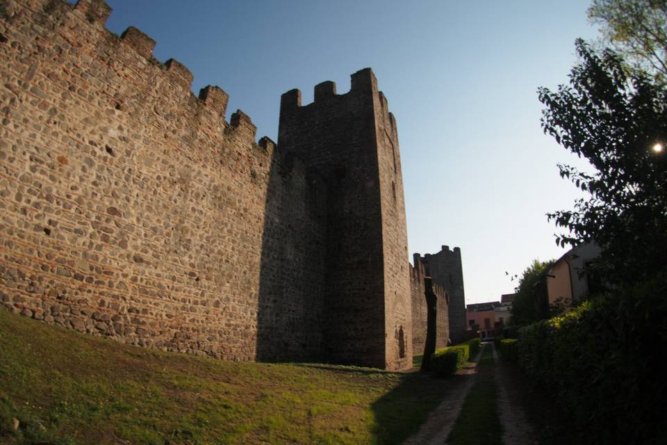 Viale d'ingresso lungo le mura