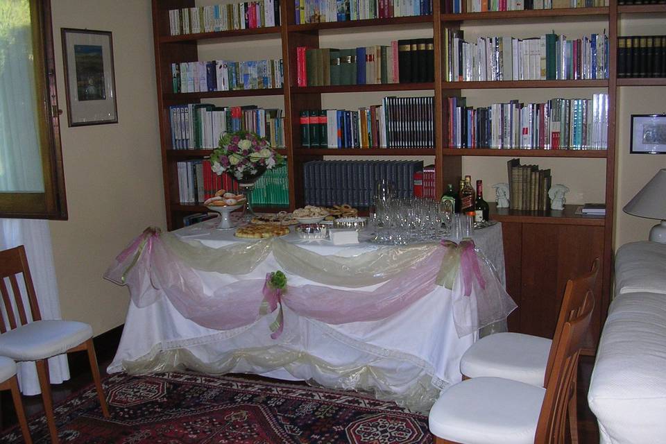 Allestimento tavolo dolci