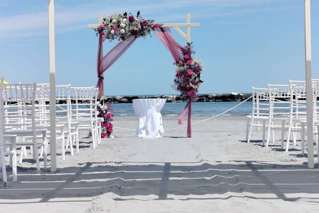 Arco allestito in riva al mare