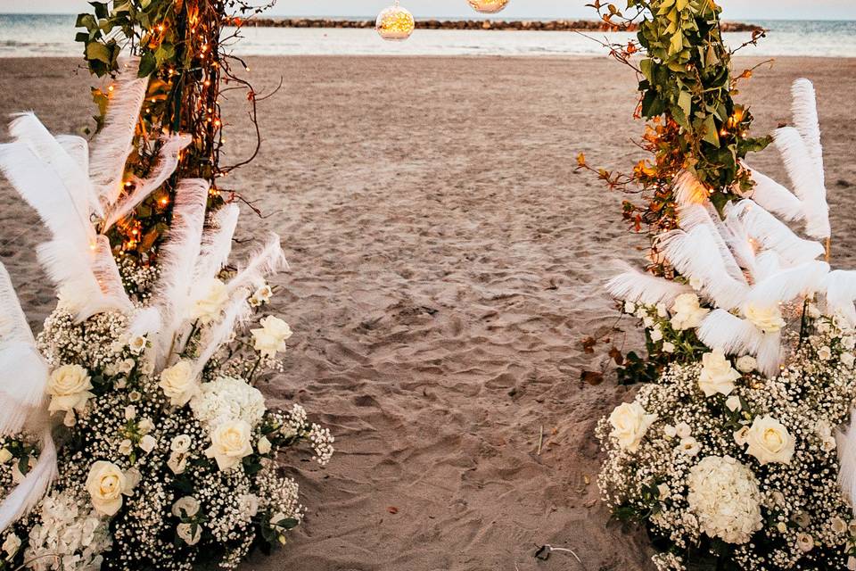 Arco allestito in spiaggia.