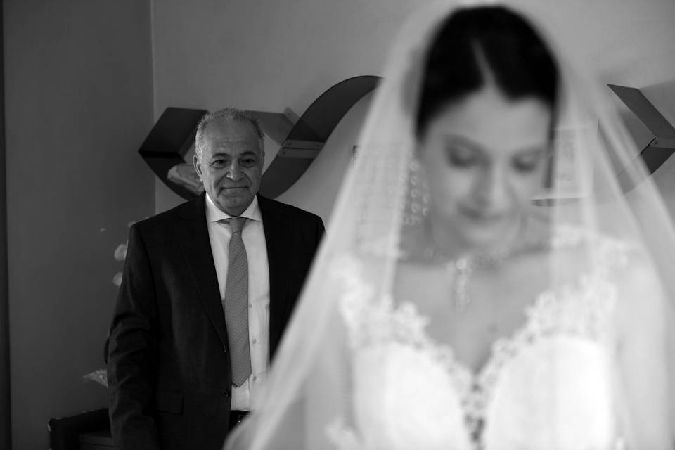 Il papà della sposa a guardarl