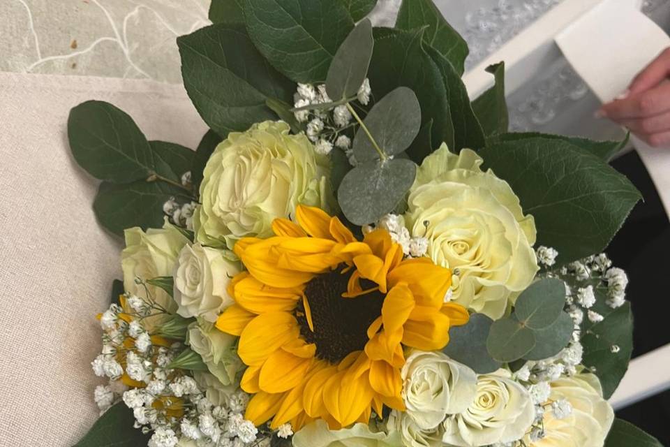 Bouquet di rose e girasoli