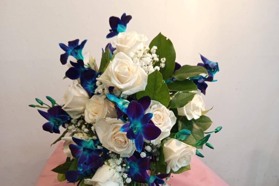 Bouquet a cascata bianco blu