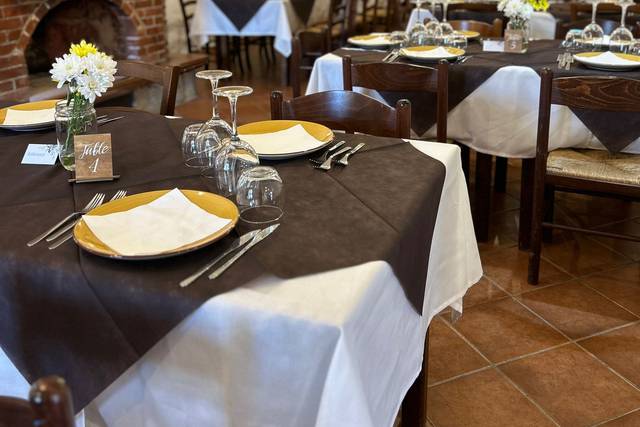 La sala interna con camino