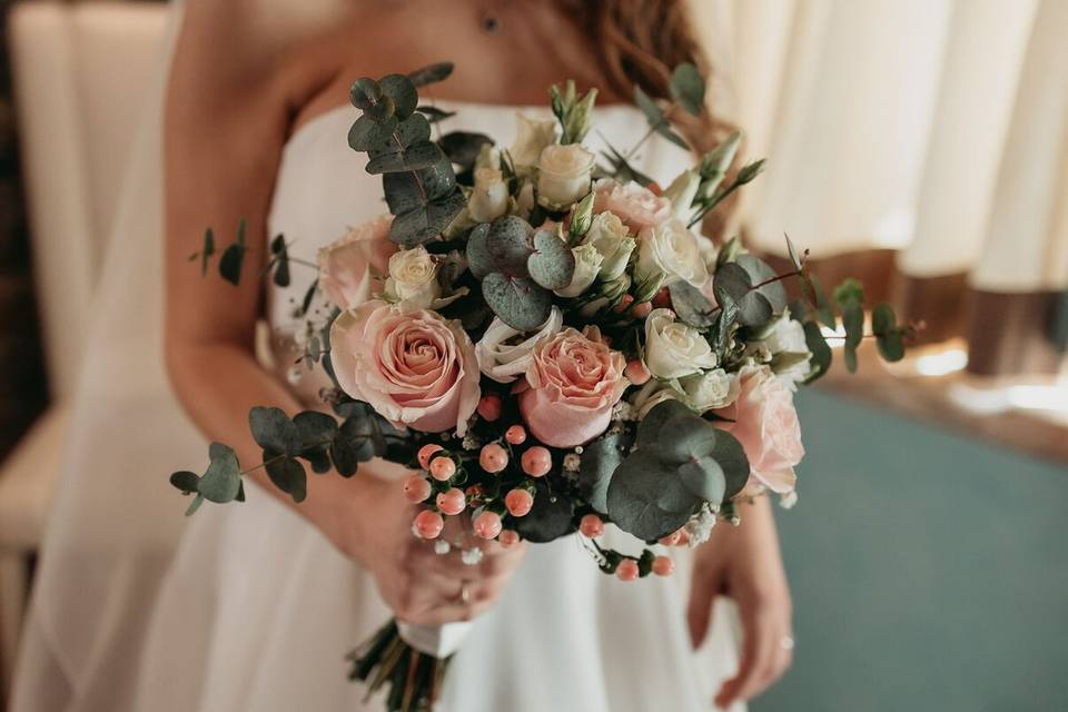 La sposa e il suo bouquet